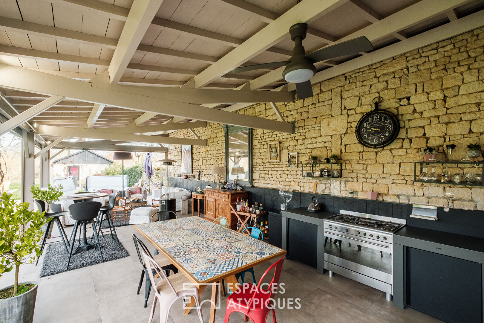 Renovated house and its park on the banks of the Sèvre