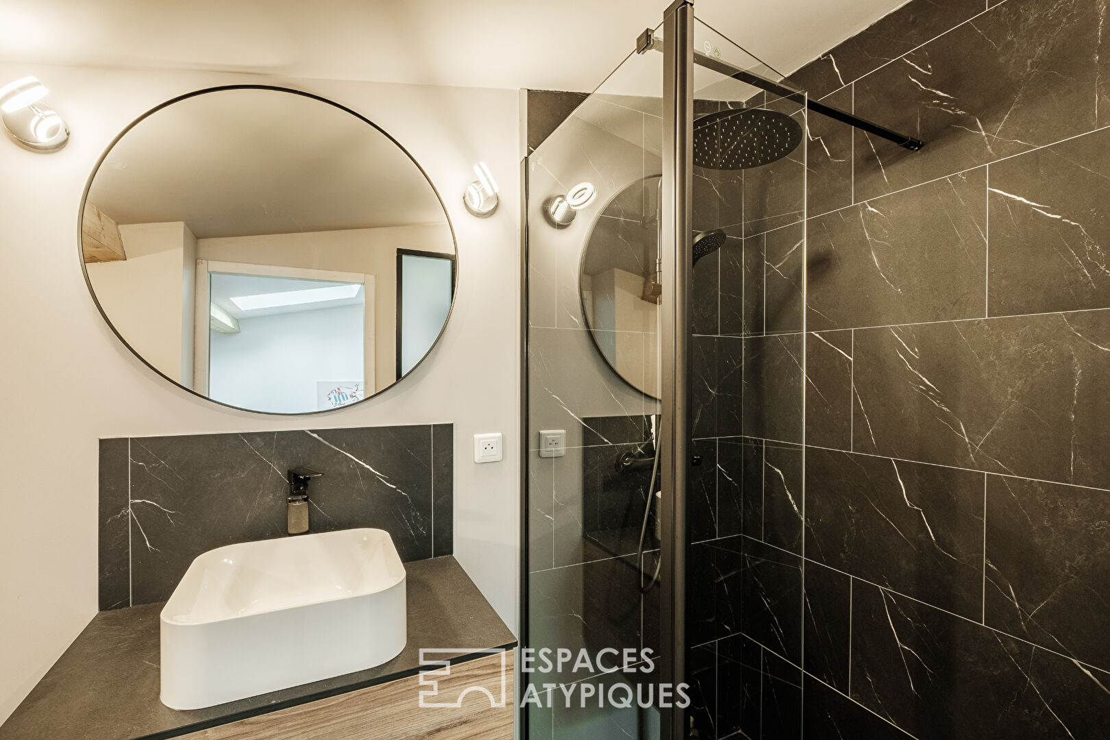 Renovated house and its park on the banks of the Sèvre