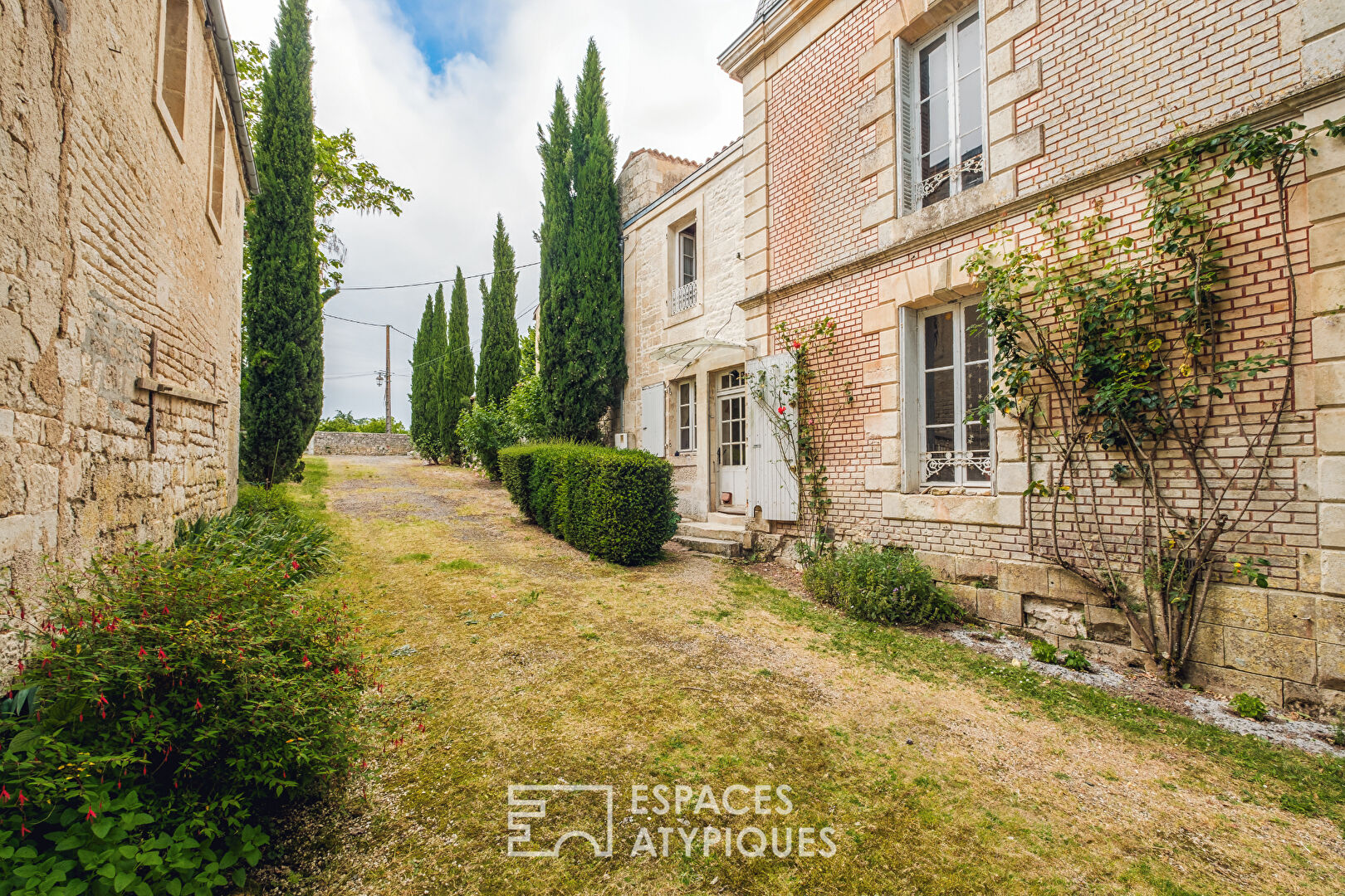 Residence on the banks of the Sèvre