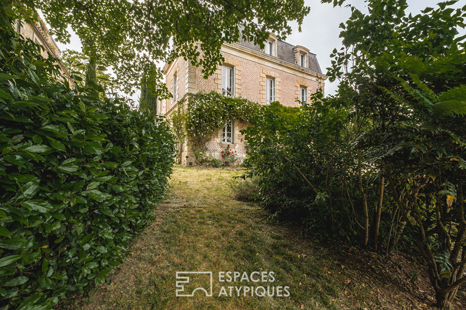 Residence on the banks of the Sèvre