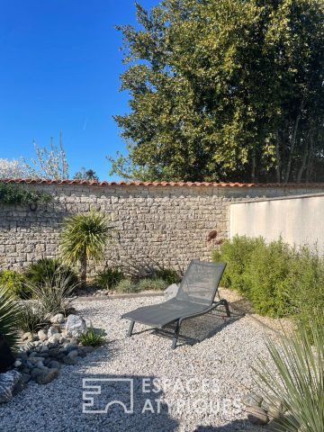 Pavillon épuré et calme au coeur d’un jardin minéral