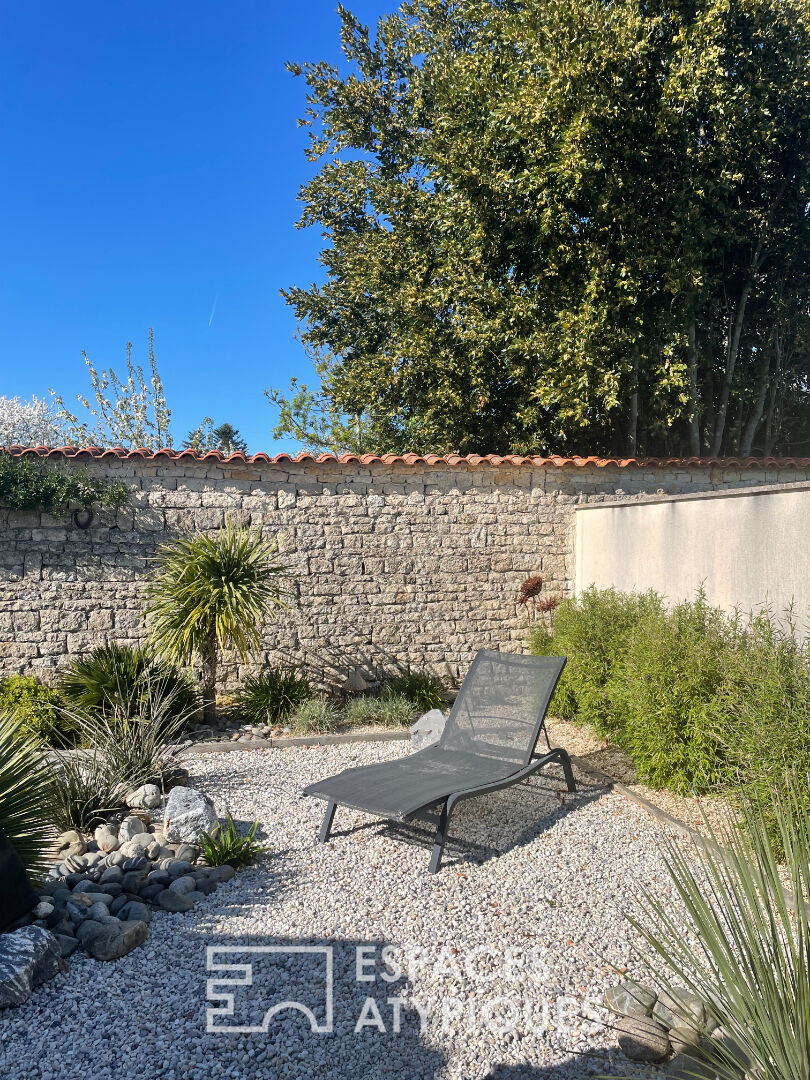 Pavillon épuré et calme au coeur d’un jardin minéral