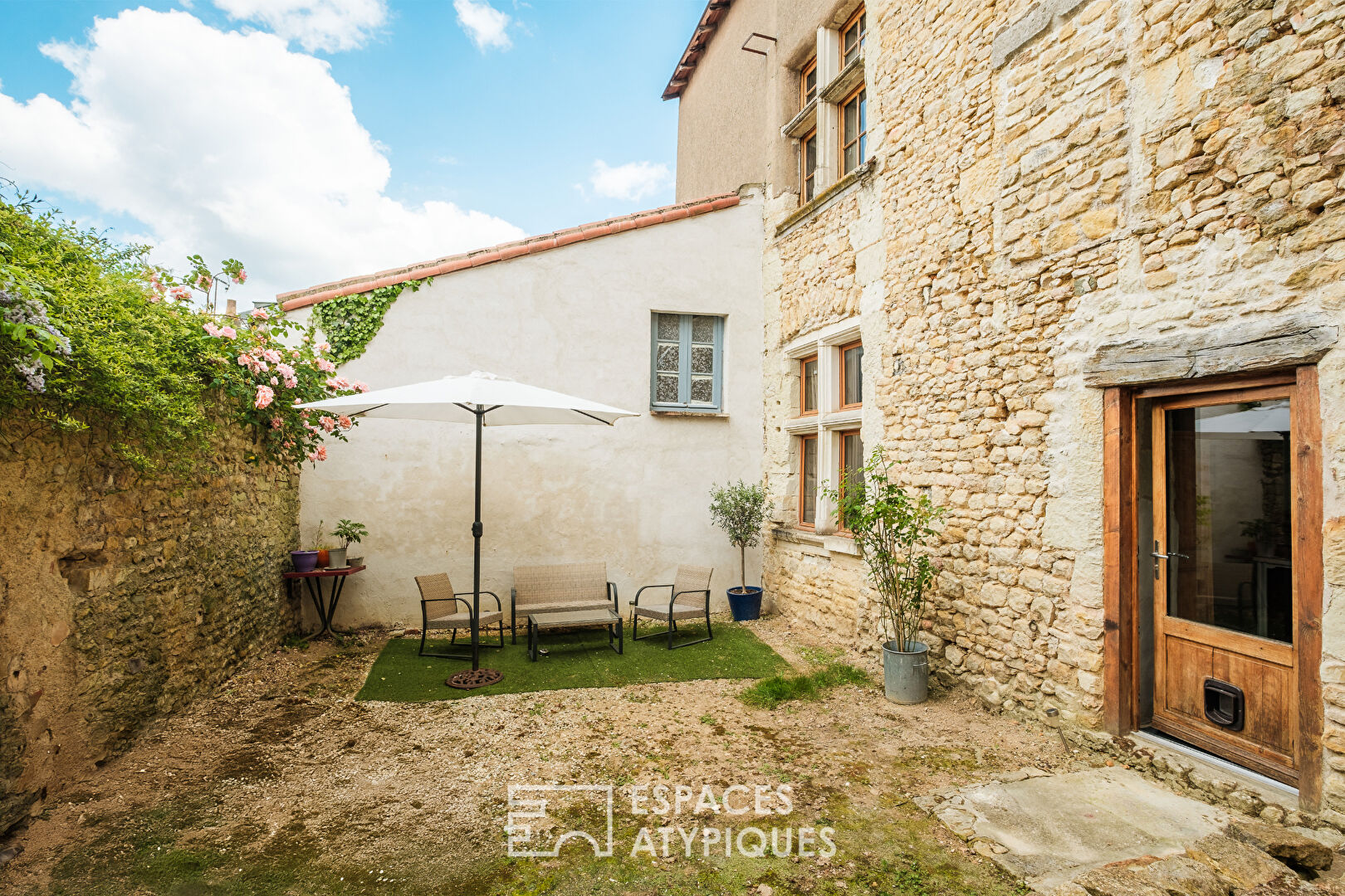 House of character and history in the heart of Thouars