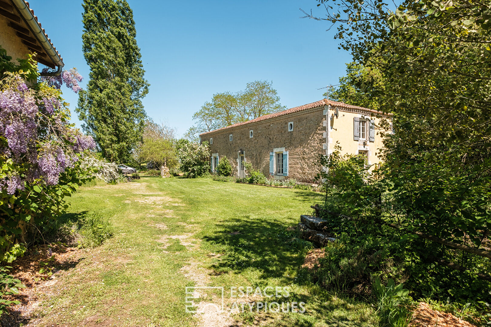 Propriété avec gîtes et piscine aux abords de la Vienne