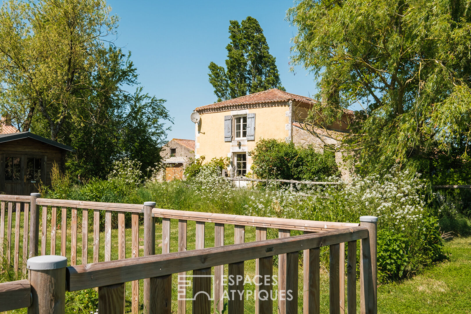 Propriété avec gîtes et piscine aux abords de la Vienne