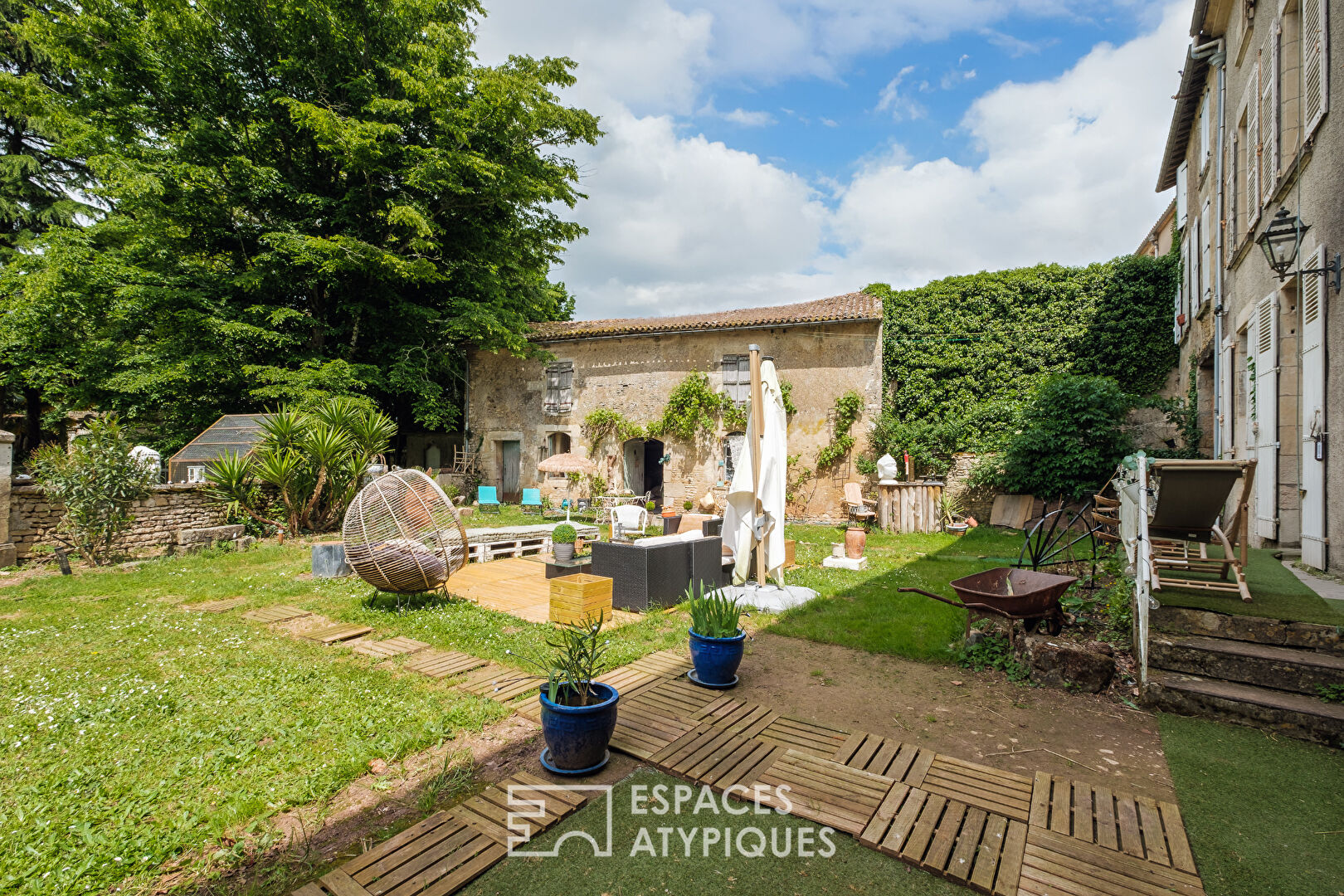 Ancienne demeure lovée dans un écrin de verdure luxuriante