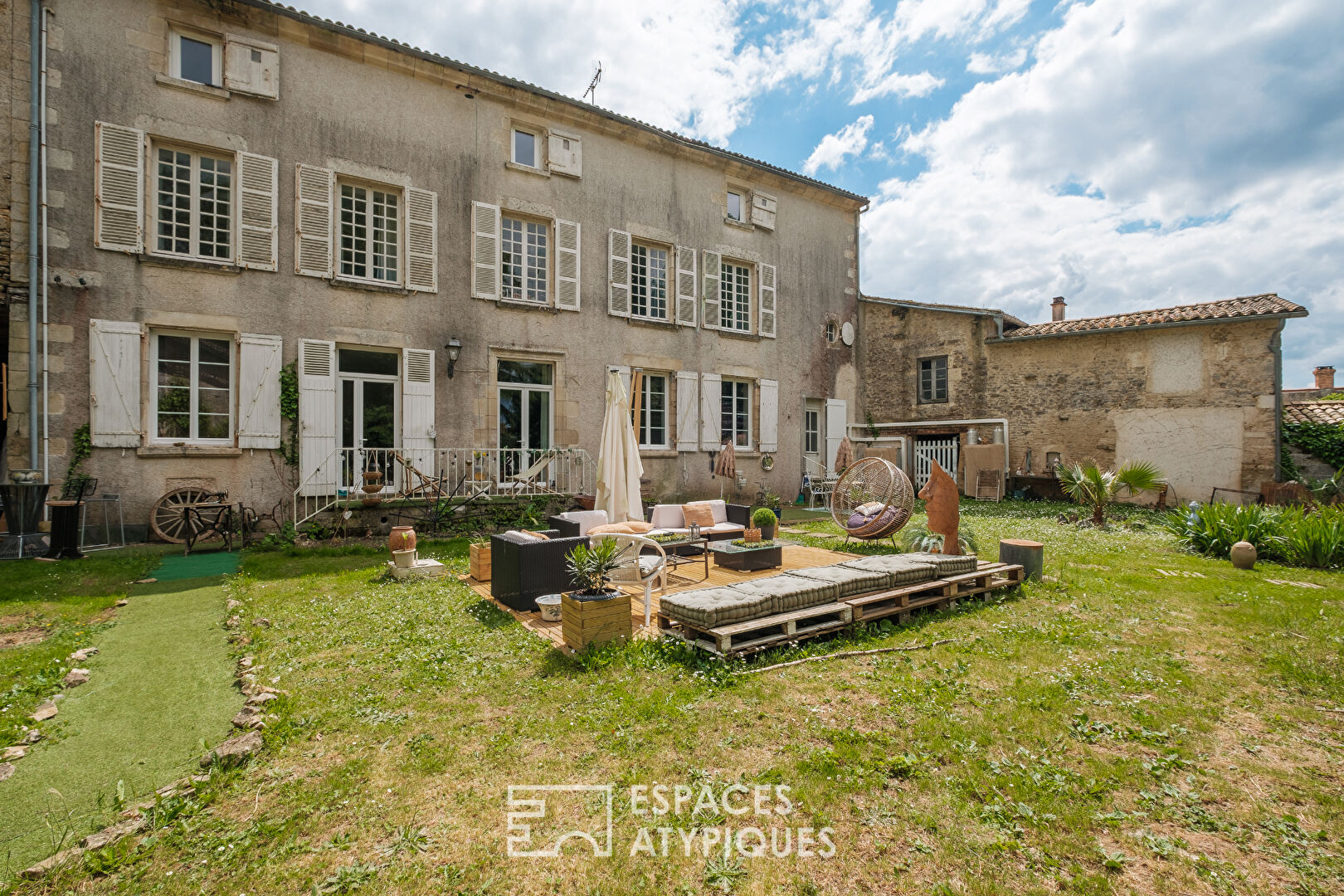 Ancienne demeure lovée dans un écrin de verdure luxuriante