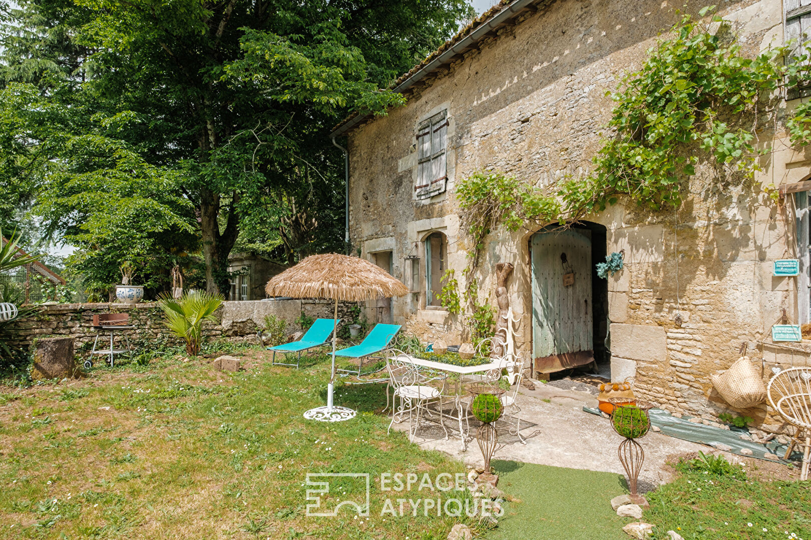 Ancienne demeure lovée dans un écrin de verdure luxuriante