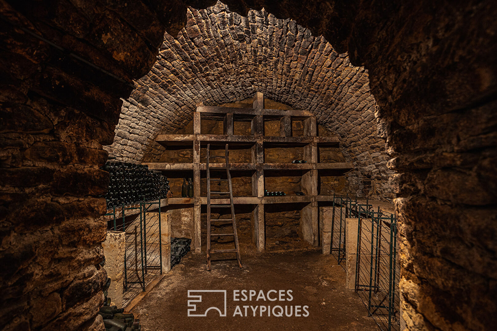 Ancienne demeure lovée dans un écrin de verdure luxuriante