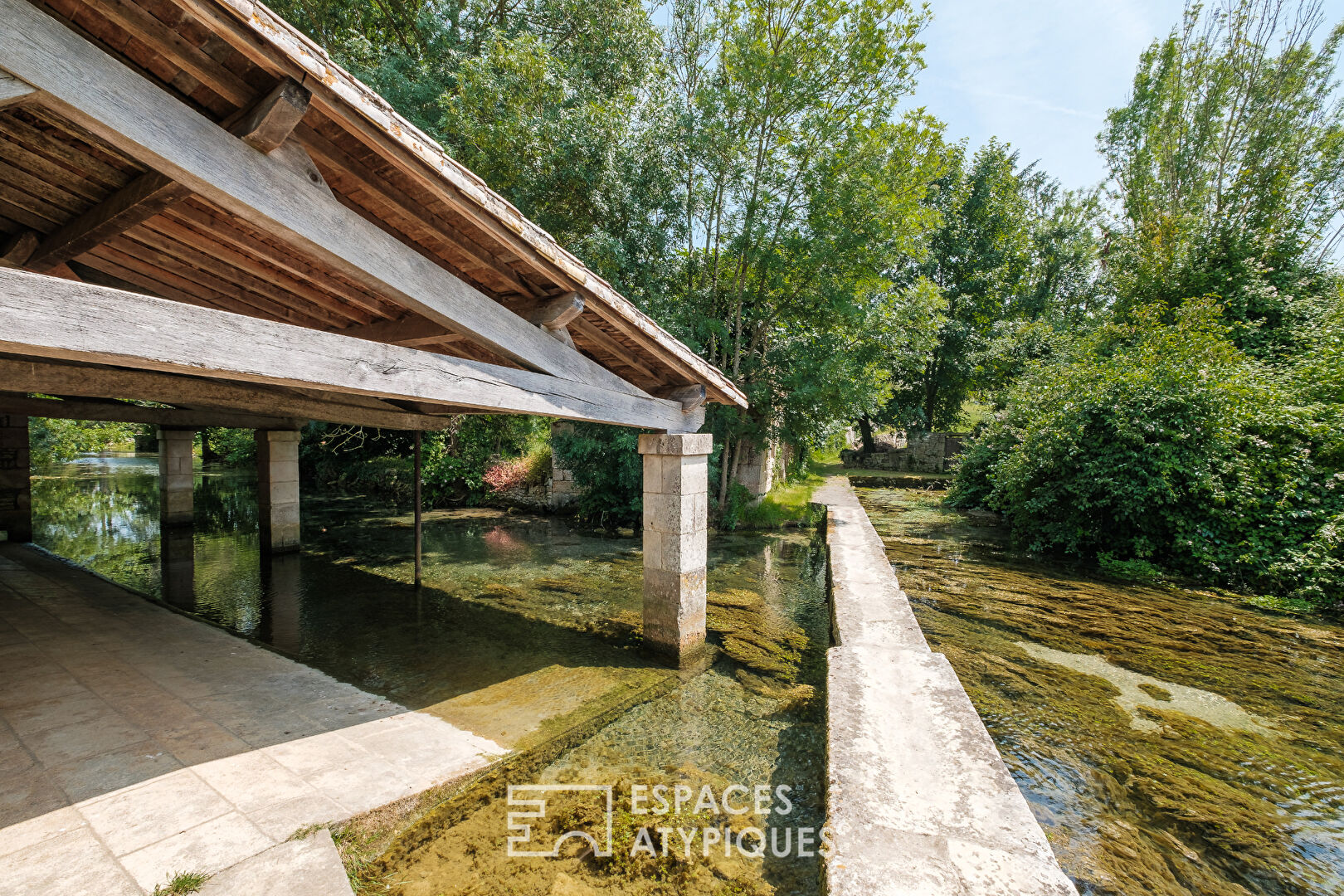 Pierres et histoire dans un cadre bucolique