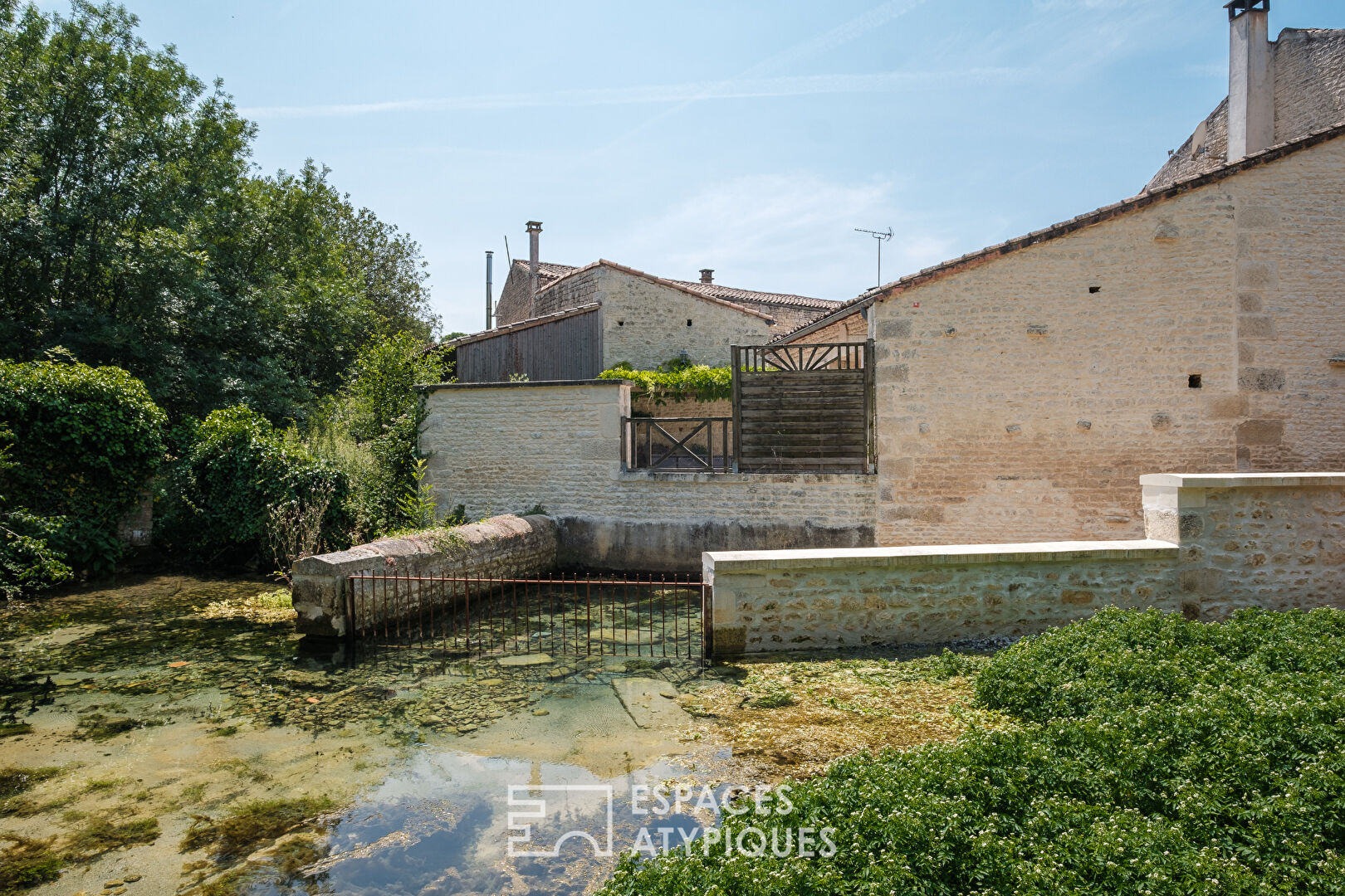 Pierres et histoire dans un cadre bucolique