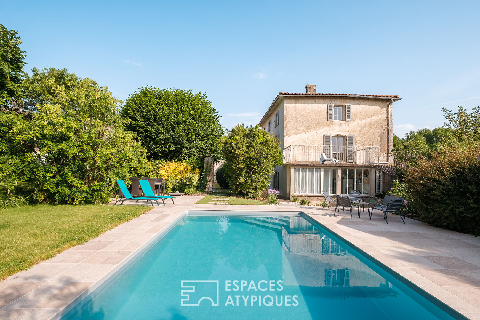 Maison de charme rénovée avec studio indépendant et piscine au coeur de la nature