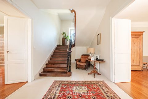 Élégante maison de maître avec son parc arboré et sa piscine