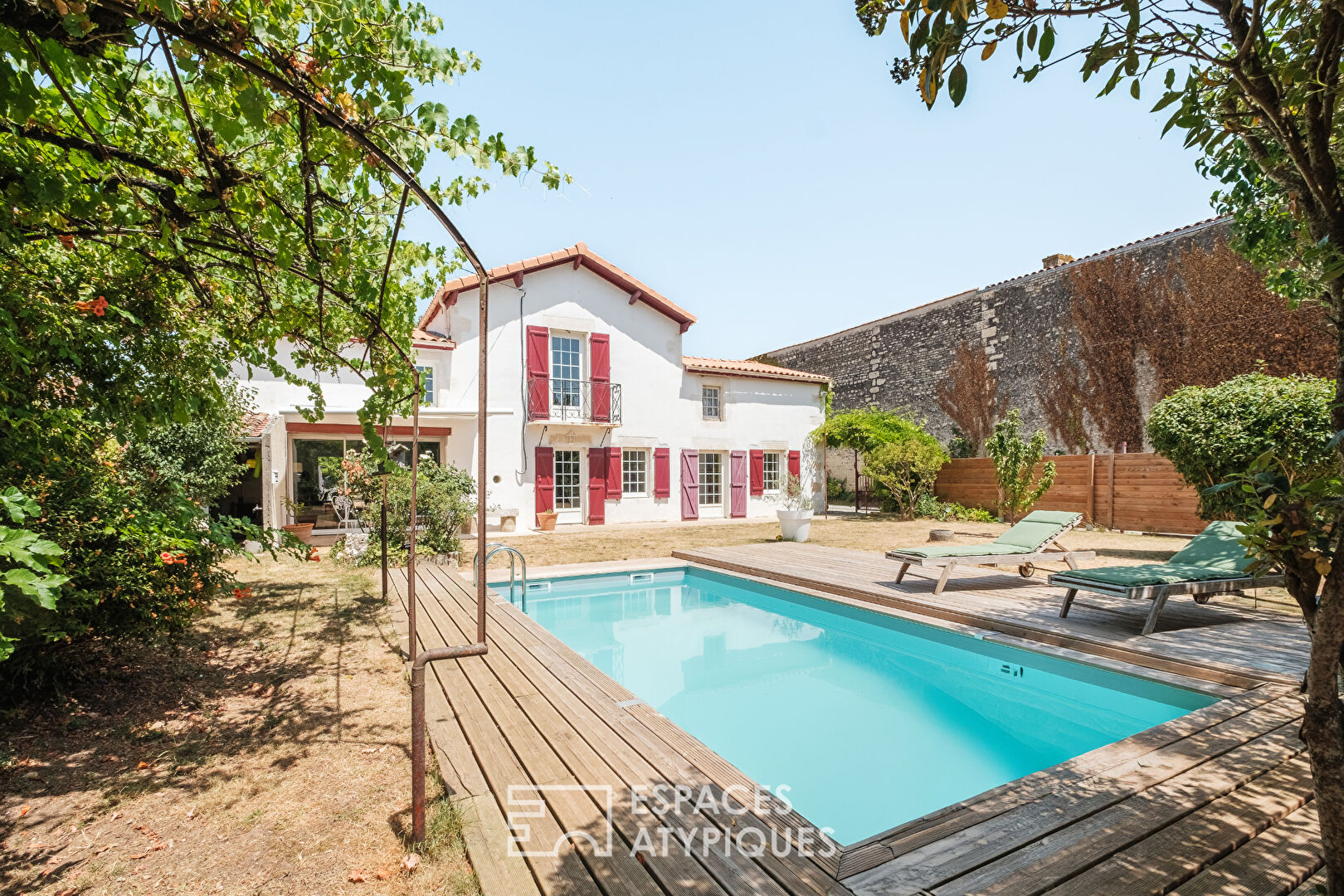 A country feel in the city: charming house and swimming pool