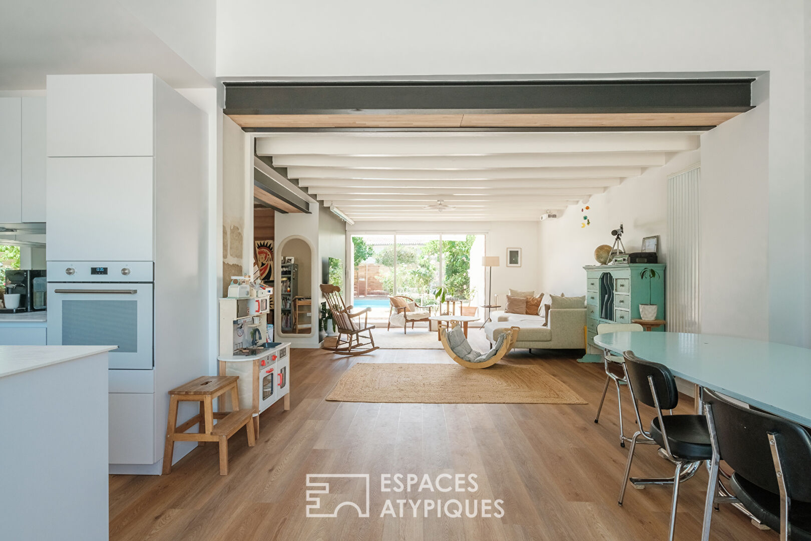 A country feel in the city: charming house and swimming pool