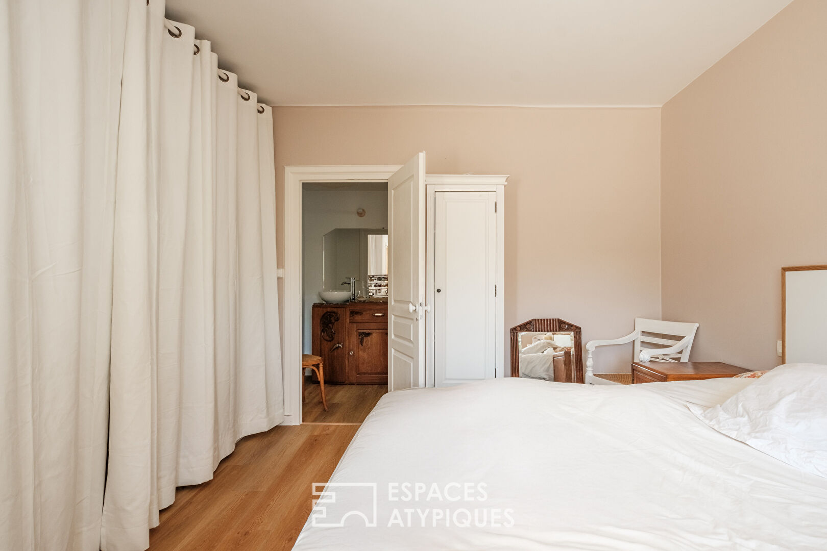 A country feel in the city: charming house and swimming pool