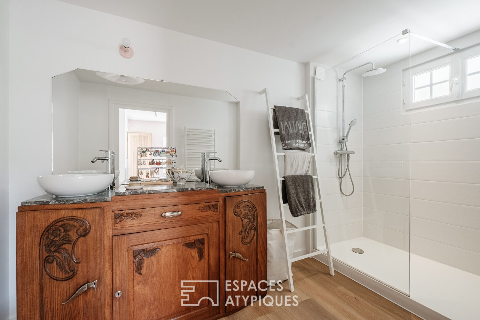 A country feel in the city: charming house and swimming pool