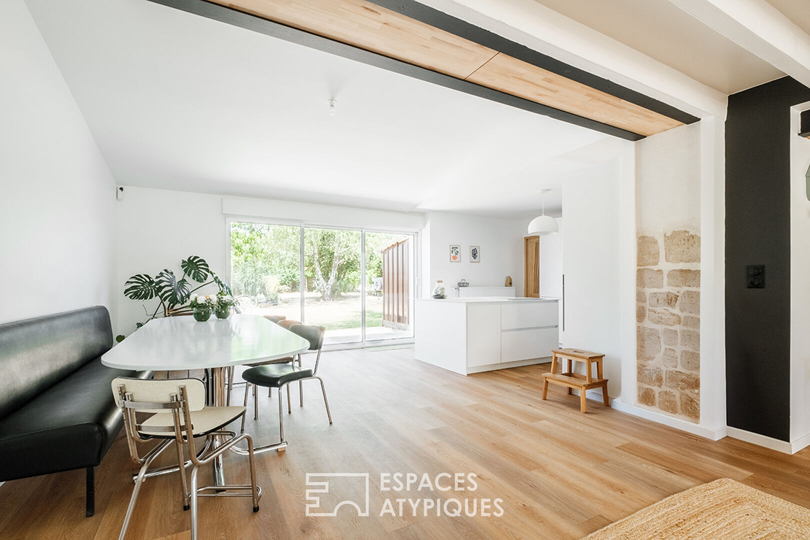 A country feel in the city: charming house and swimming pool