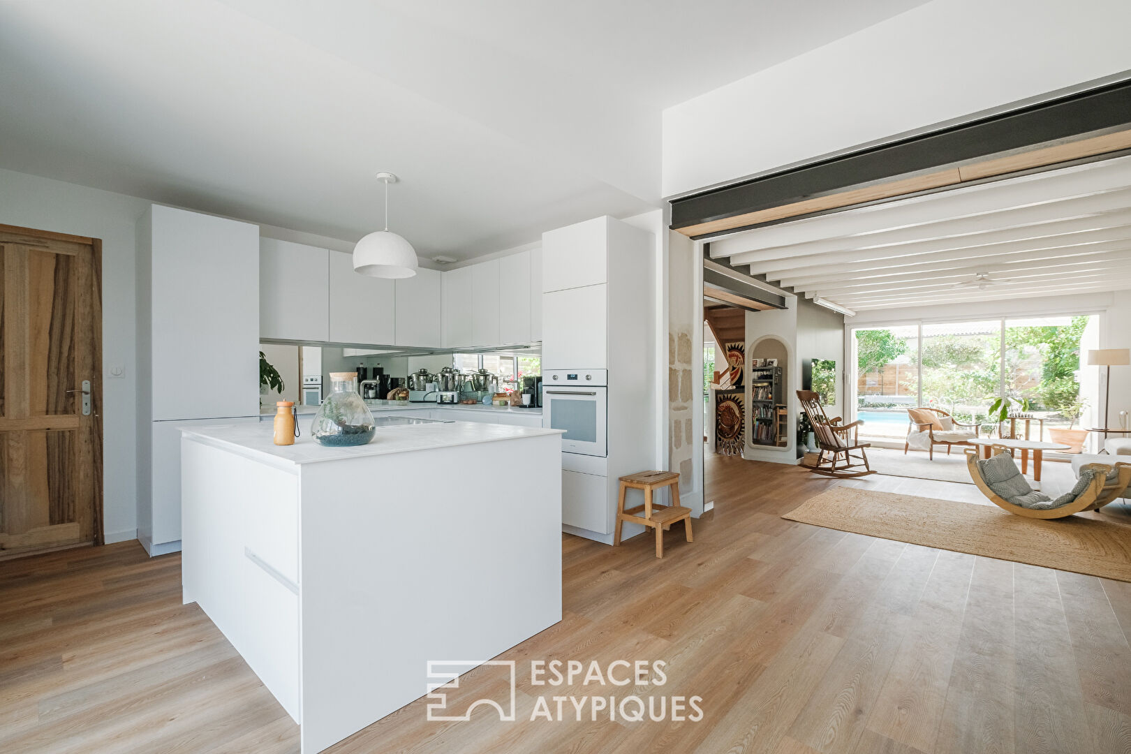 A country feel in the city: charming house and swimming pool