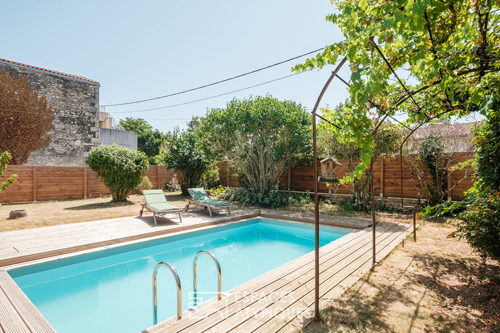 A country feel in the city: charming house and swimming pool