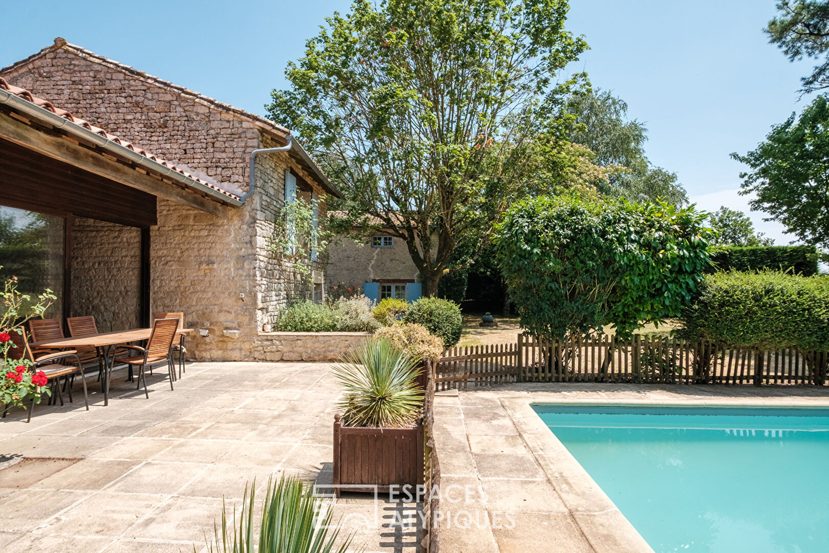 Propriété avec piscine à fort potentiel en pleine nature