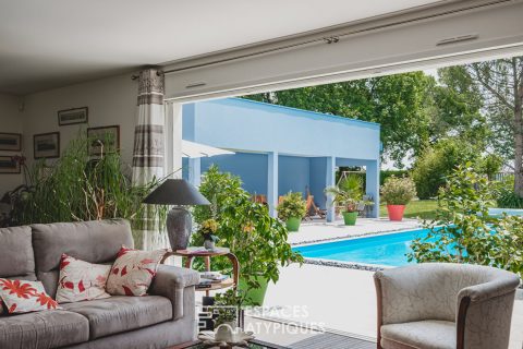 Contemporaine dans un environnement boisé