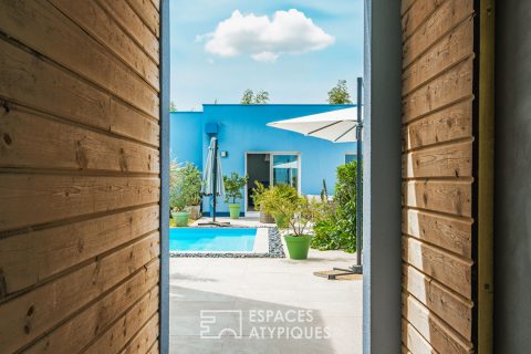 Contemporaine dans un environnement boisé