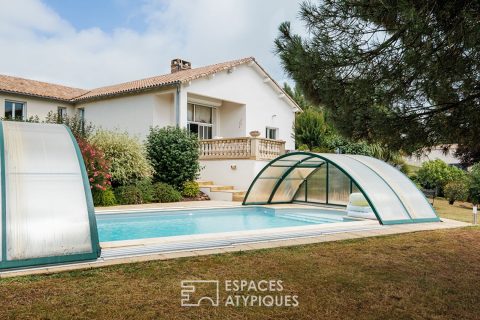 Maison avec vue sur la vallée, piscine et parc paysager