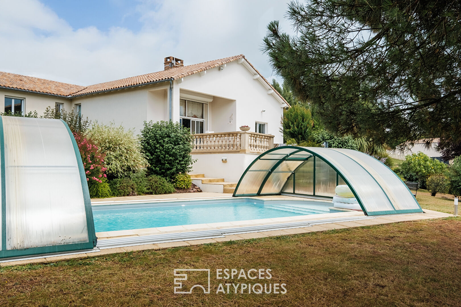 Maison avec vue sur la vallée, piscine et parc paysager
