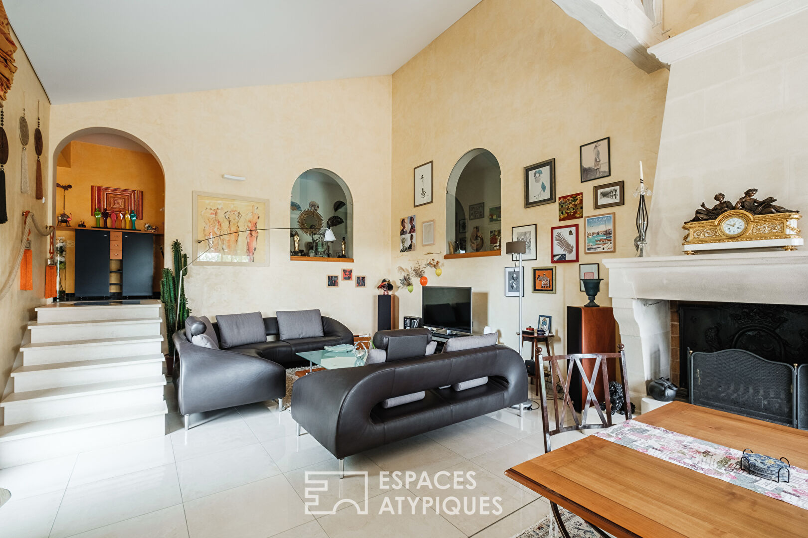 Maison avec vue sur la vallée, piscine et parc paysager
