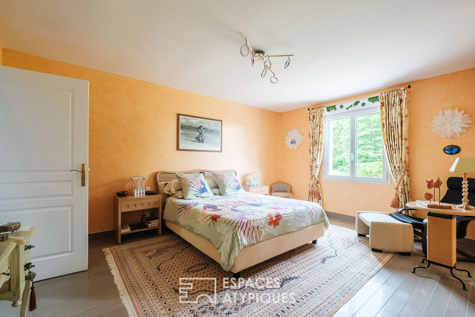 Maison avec vue sur la vallée, piscine et parc paysager