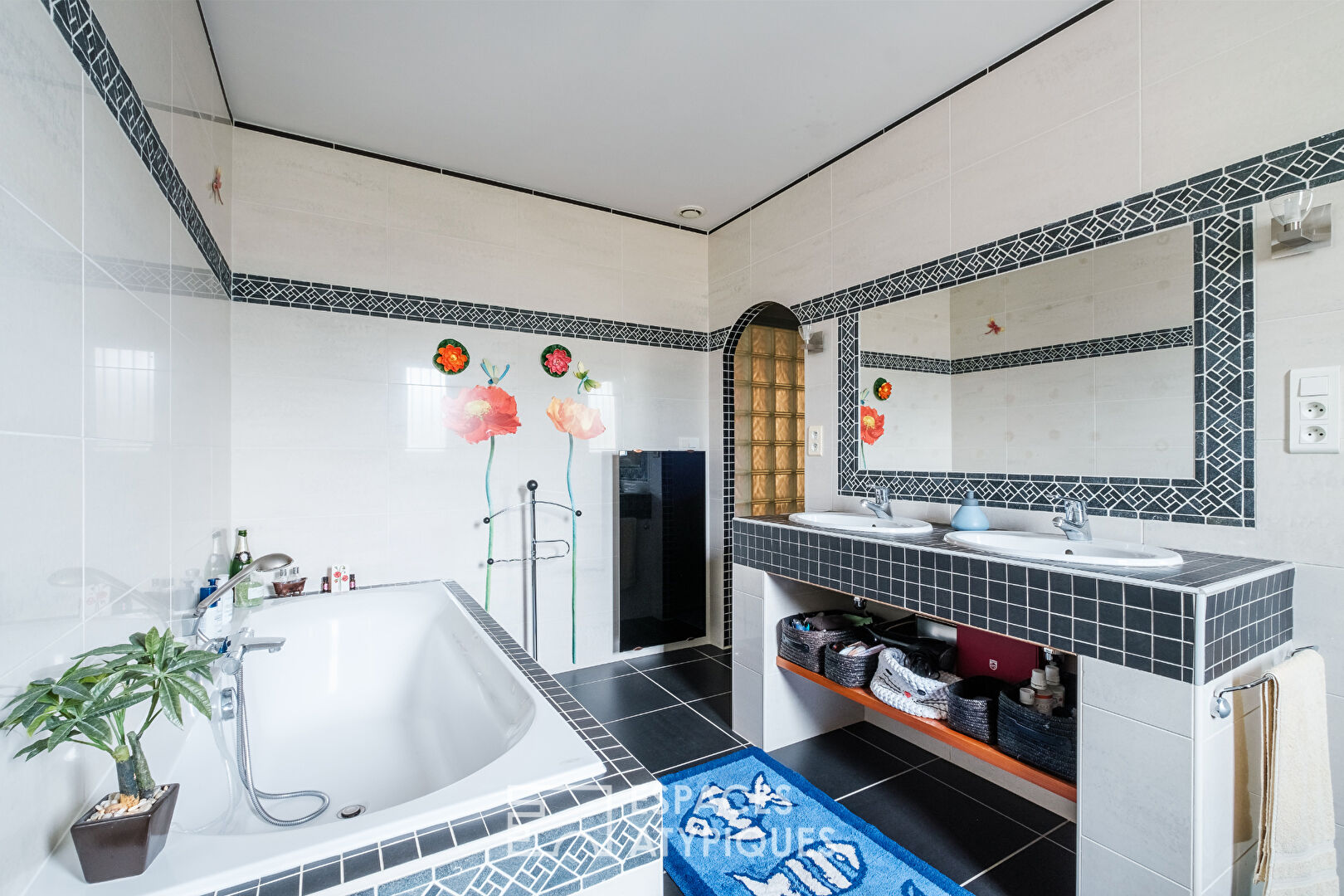 Maison avec vue sur la vallée, piscine et parc paysager