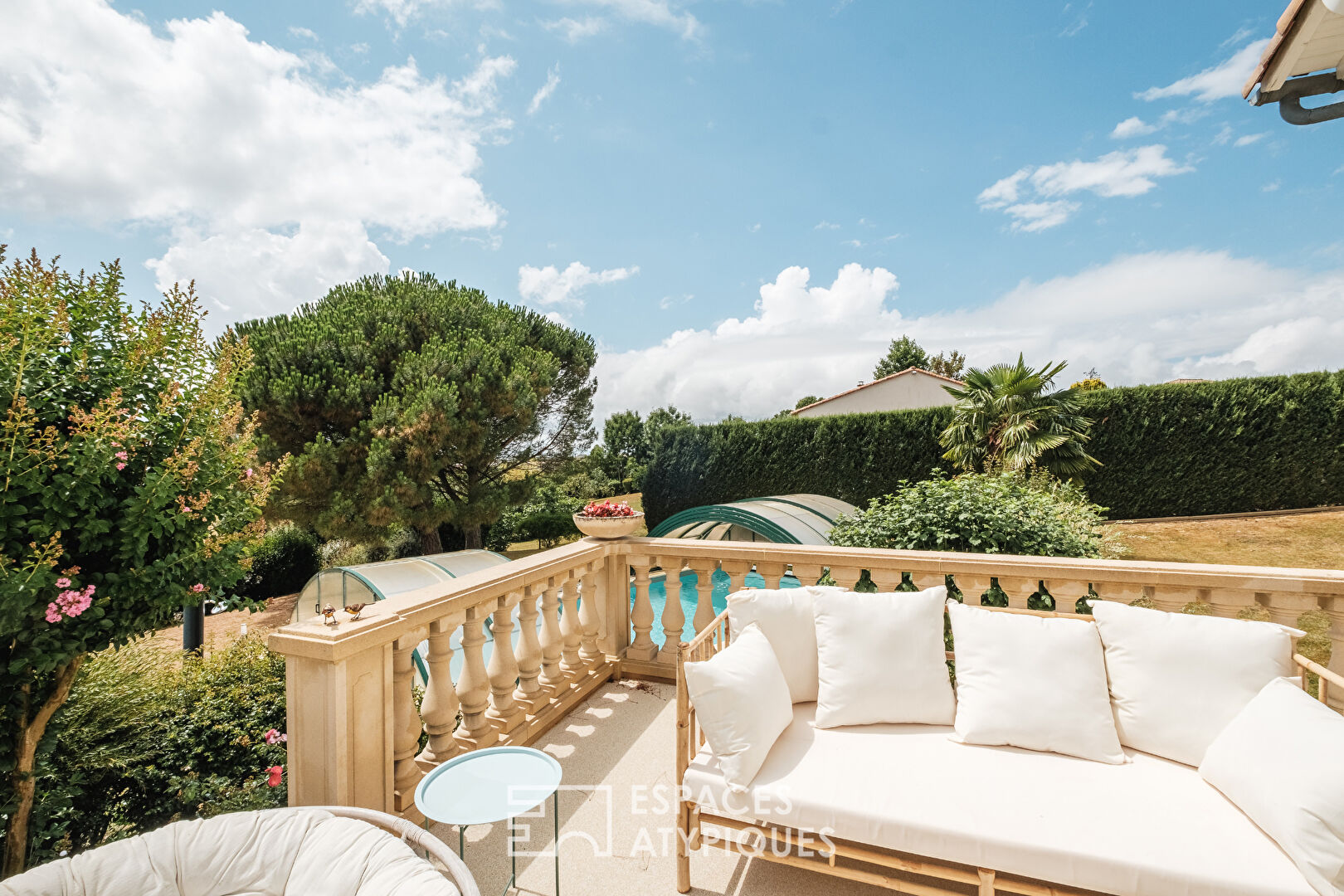 Maison avec vue sur la vallée, piscine et parc paysager
