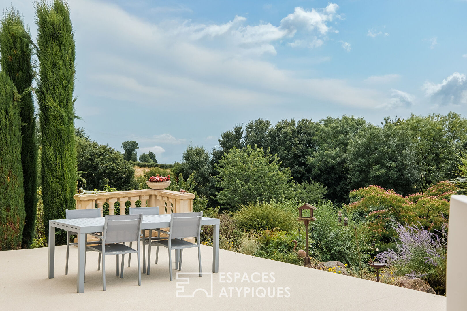 Maison avec vue sur la vallée, piscine et parc paysager