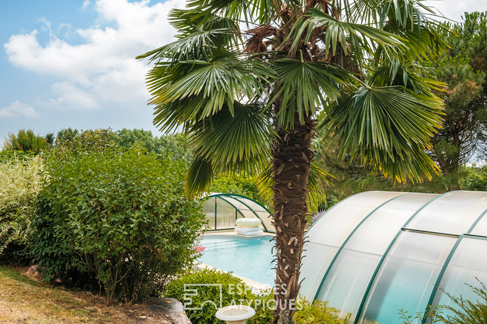 Maison avec vue sur la vallée, piscine et parc paysager