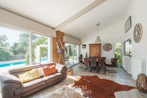 Maison d&rsquo;architecte des années 1980 entre parc et piscine