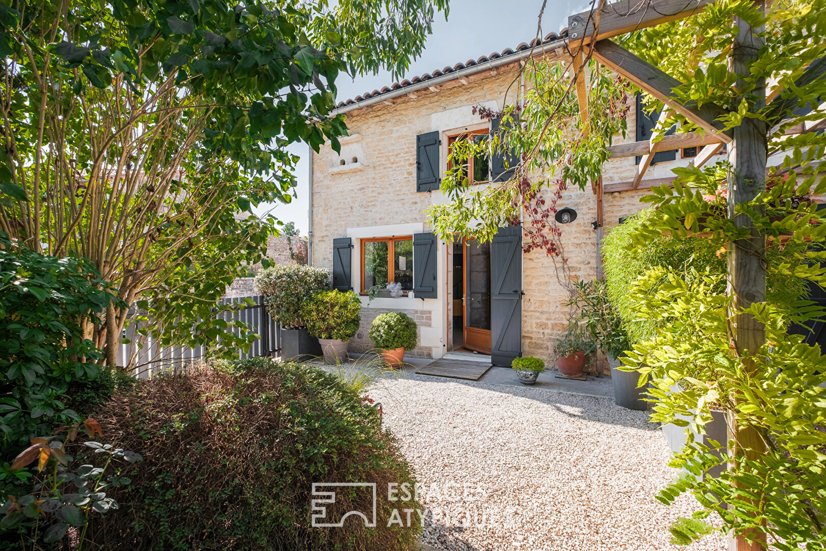 Stone house with refined charm and its bucolic garden
