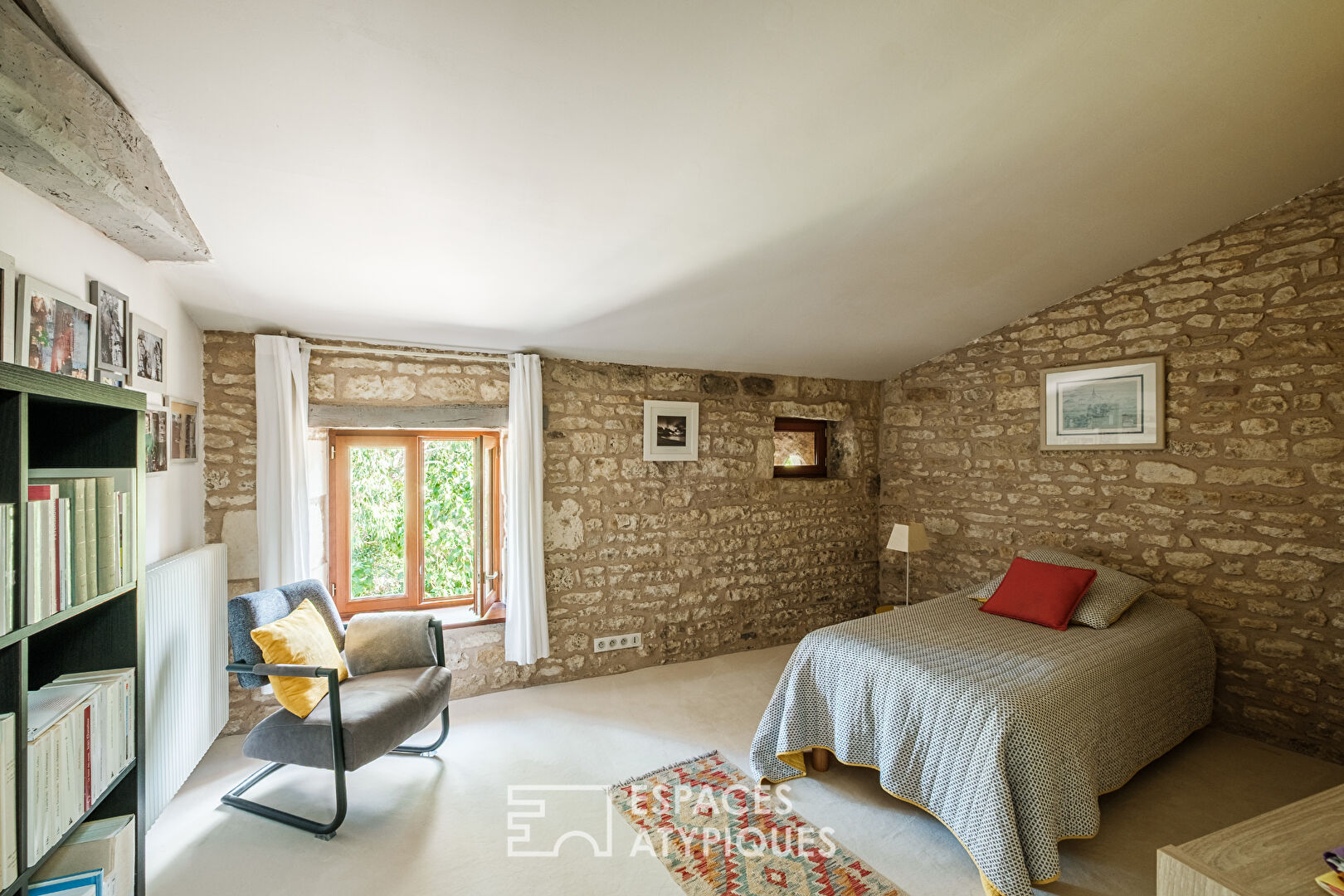 Stone house with refined charm and its bucolic garden