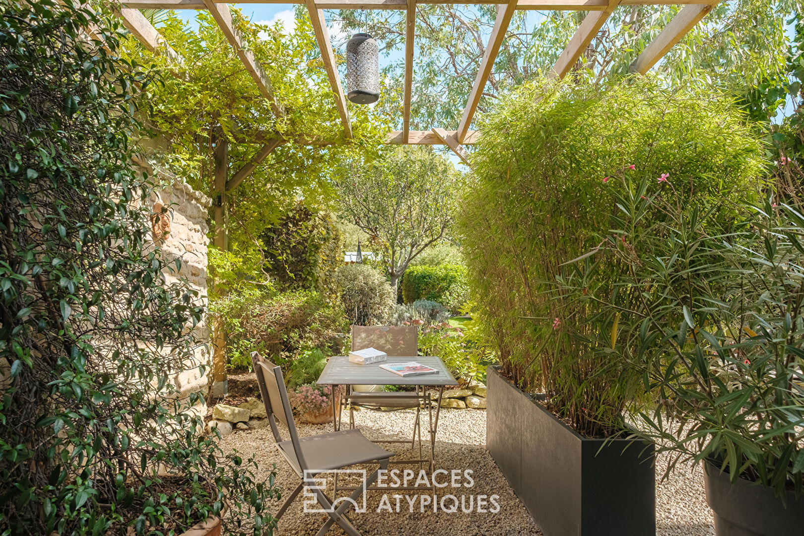 Stone house with refined charm and its bucolic garden