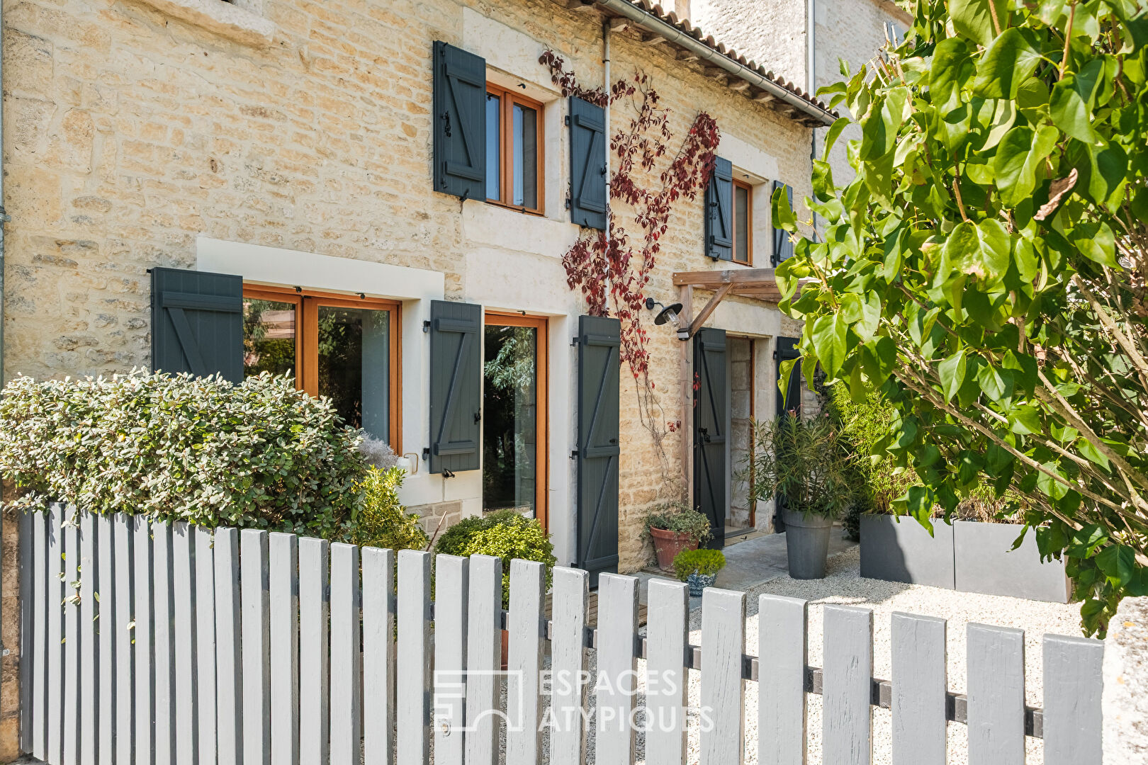 Stone house with refined charm and its bucolic garden