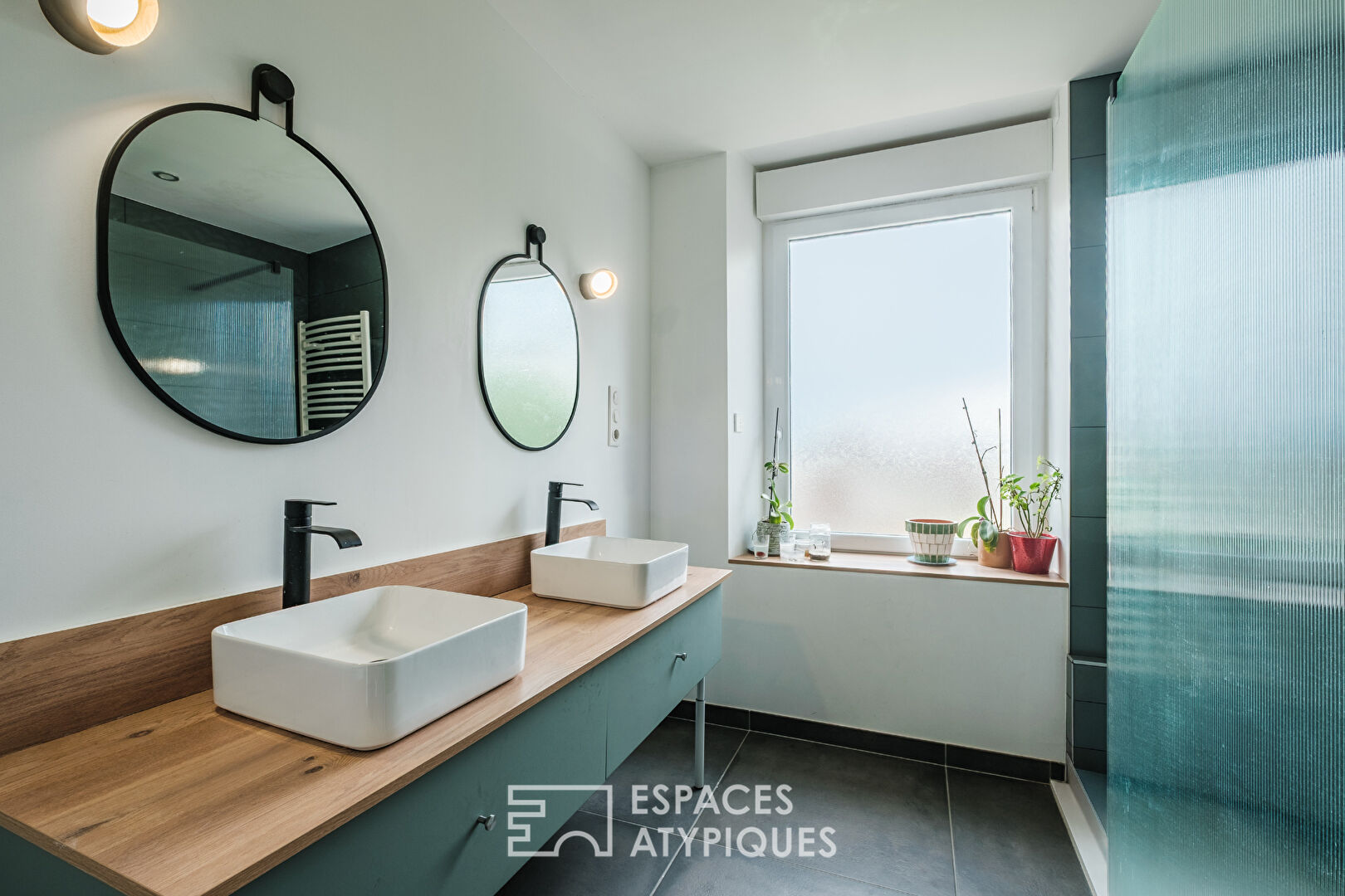 Maison de charme avec piscine, vue sur l’étang et proche des commodités