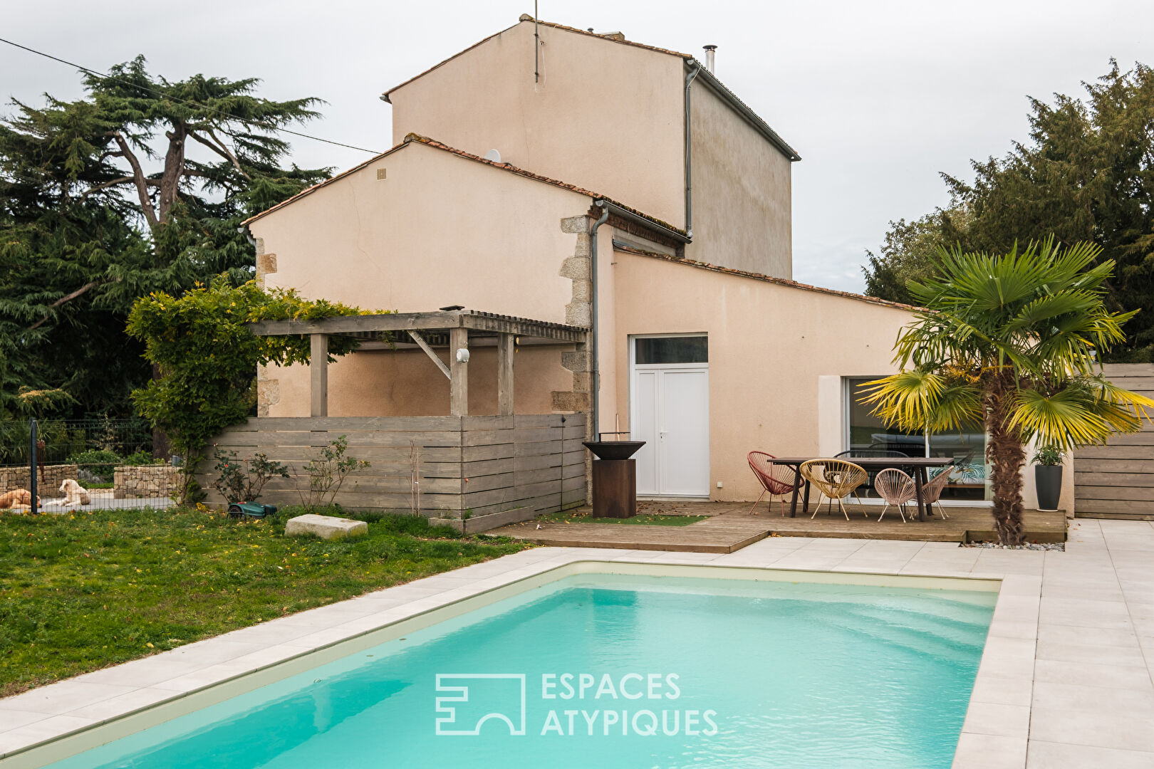 Maison de charme avec piscine, vue sur l’étang et proche des commodités