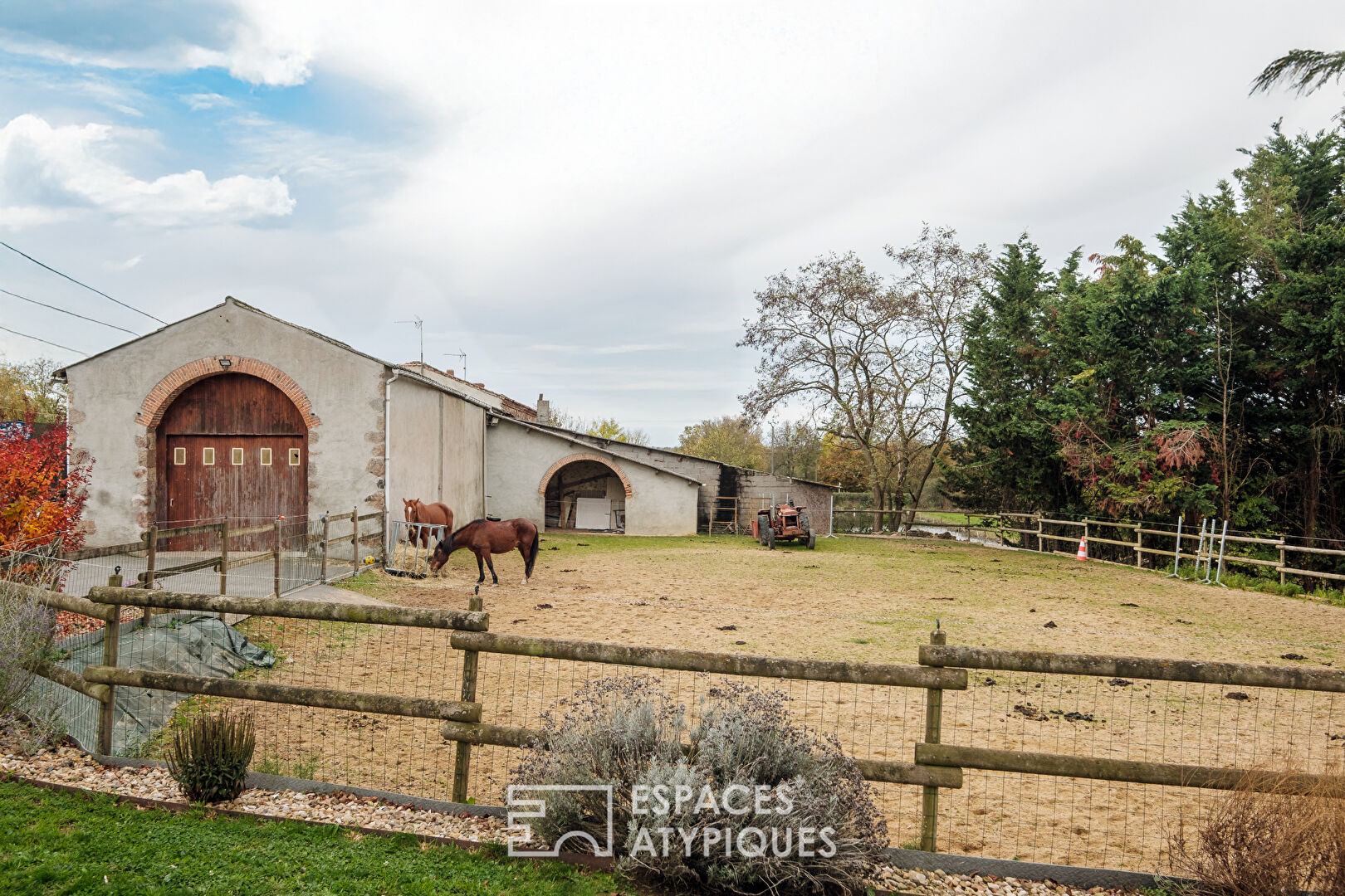 Maison de charme avec piscine, vue sur l’étang et proche des commodités