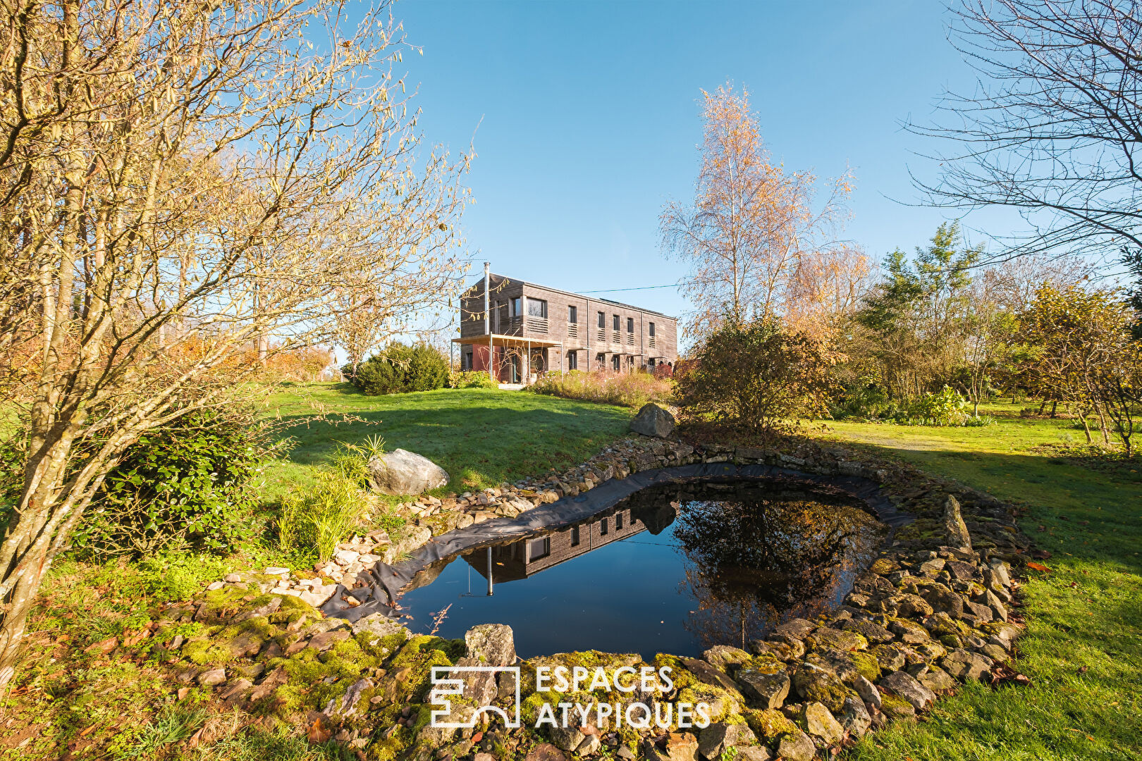 Maison d’architecte entre verger et prairie