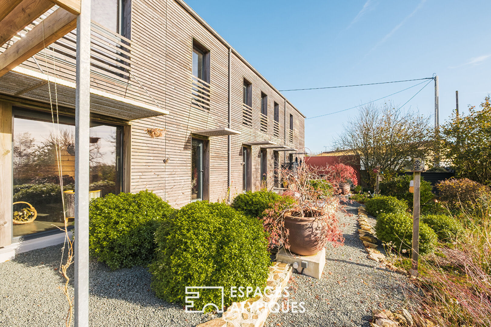 Maison d’architecte entre verger et prairie