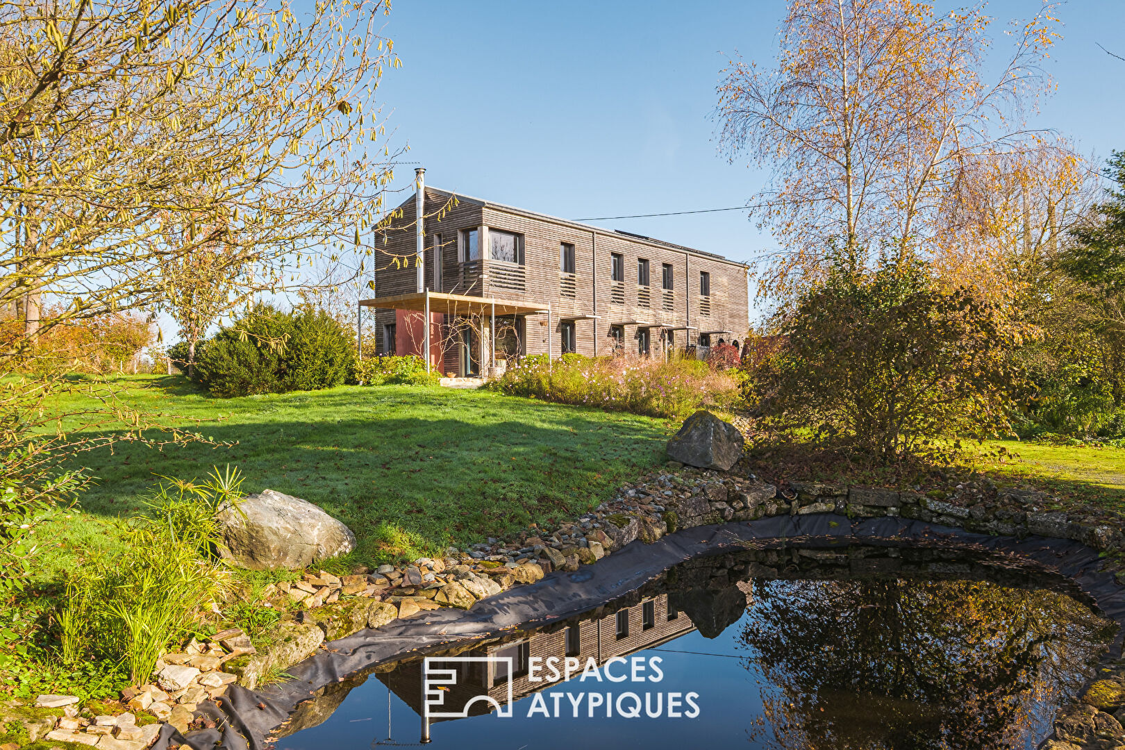Maison d’architecte entre verger et prairie