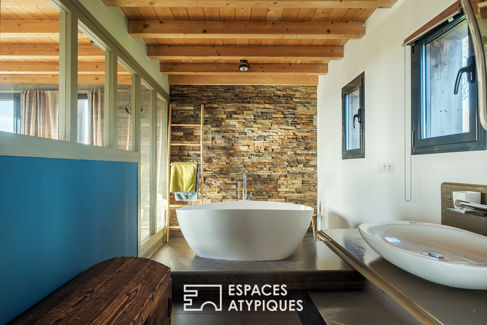 Maison d’architecte entre verger et prairie