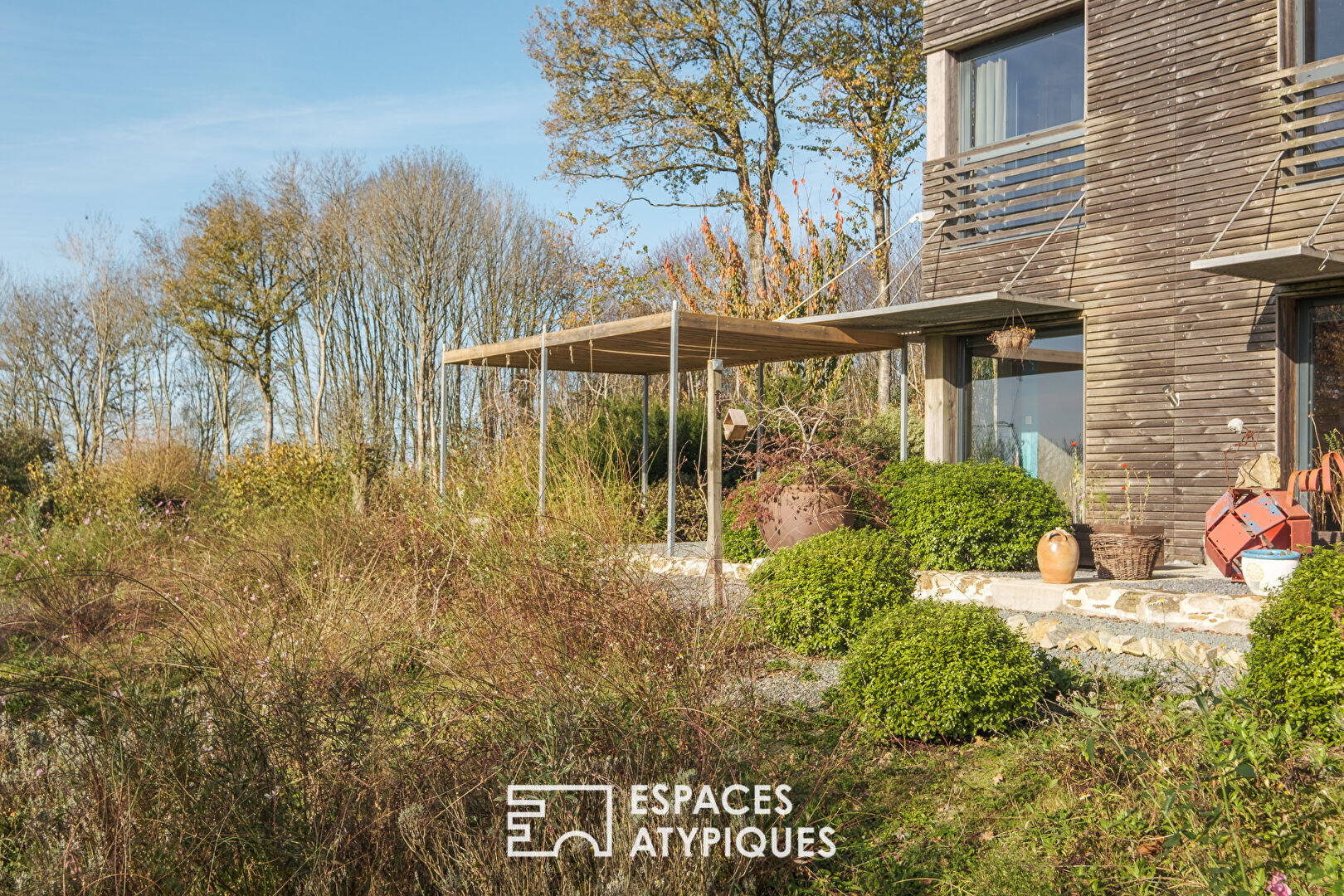 Maison d’architecte entre verger et prairie