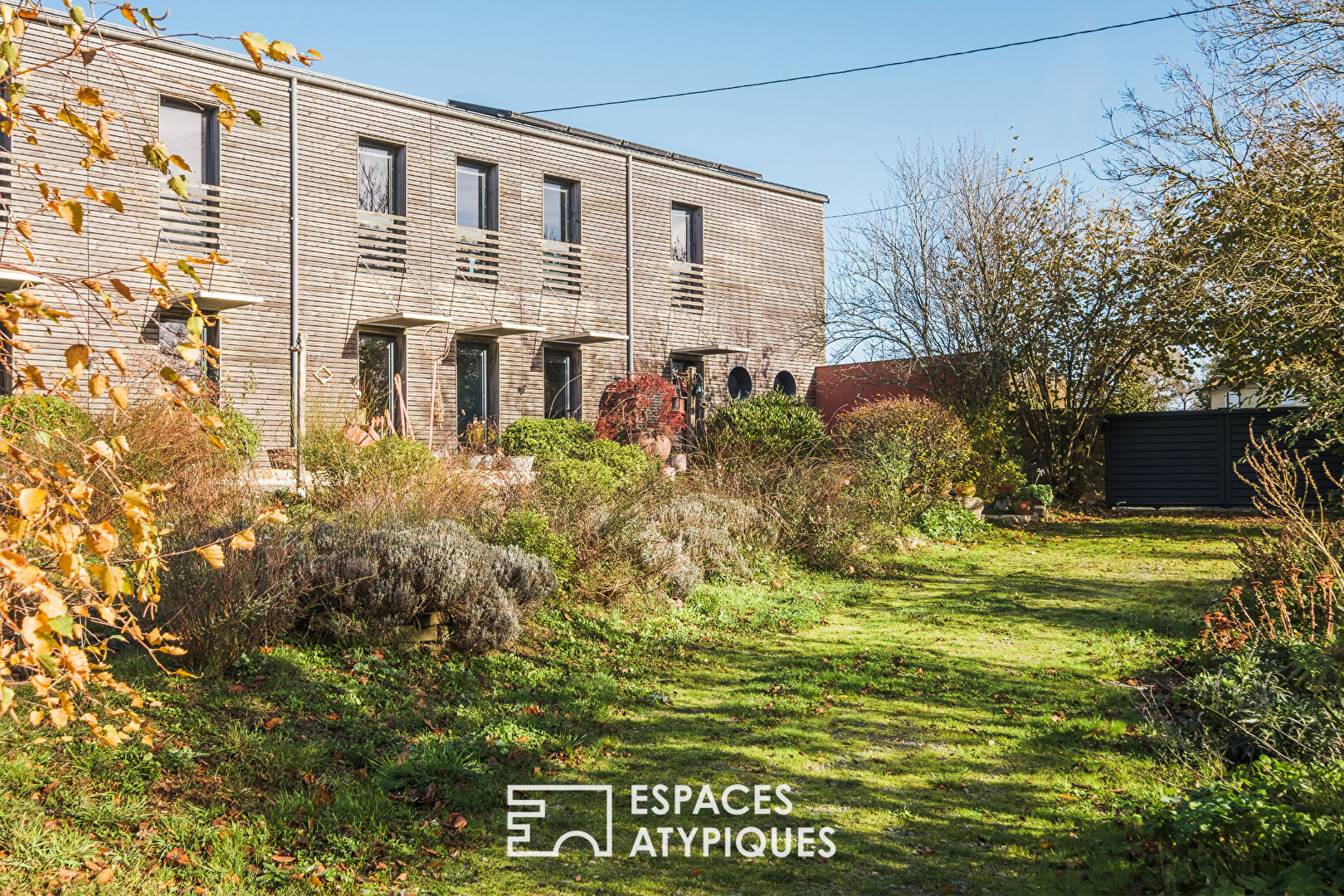 Maison d’architecte entre verger et prairie