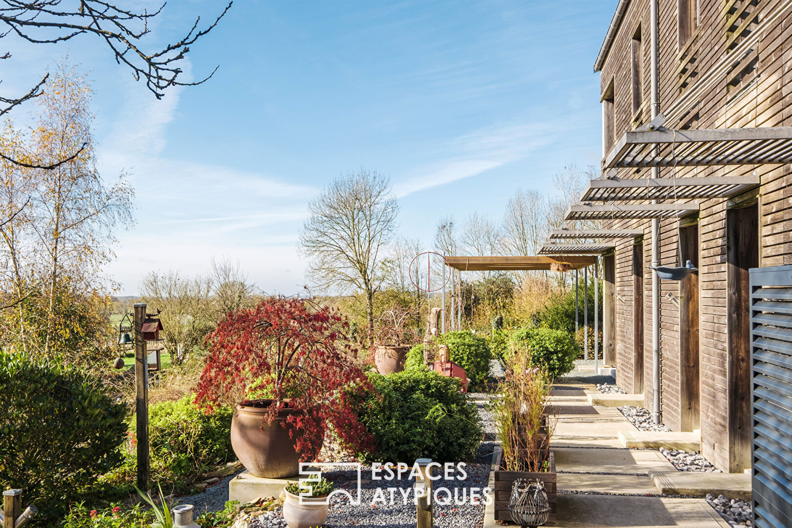 Maison d’architecte entre verger et prairie